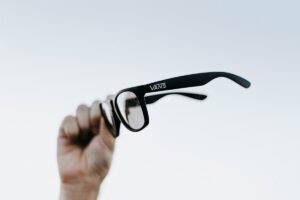 Main tenant une paire de lunettes