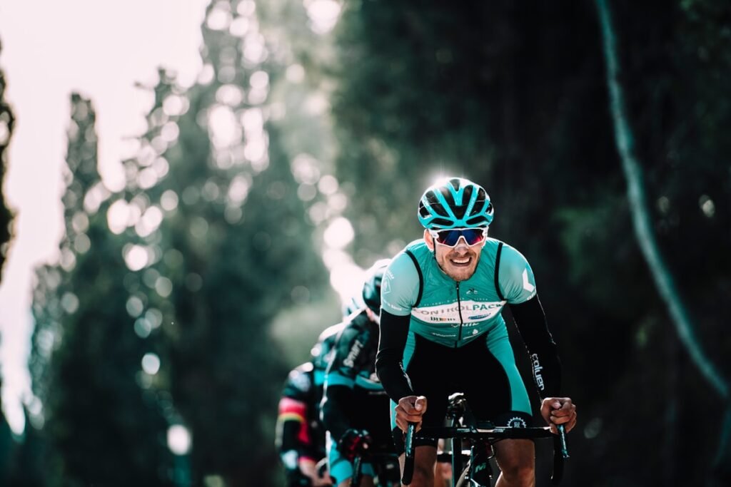 Cycliste roulant en plein jour avec des lunettes de sport