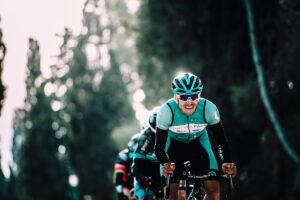 Cycliste roulant en plein jour avec des lunettes de sport
