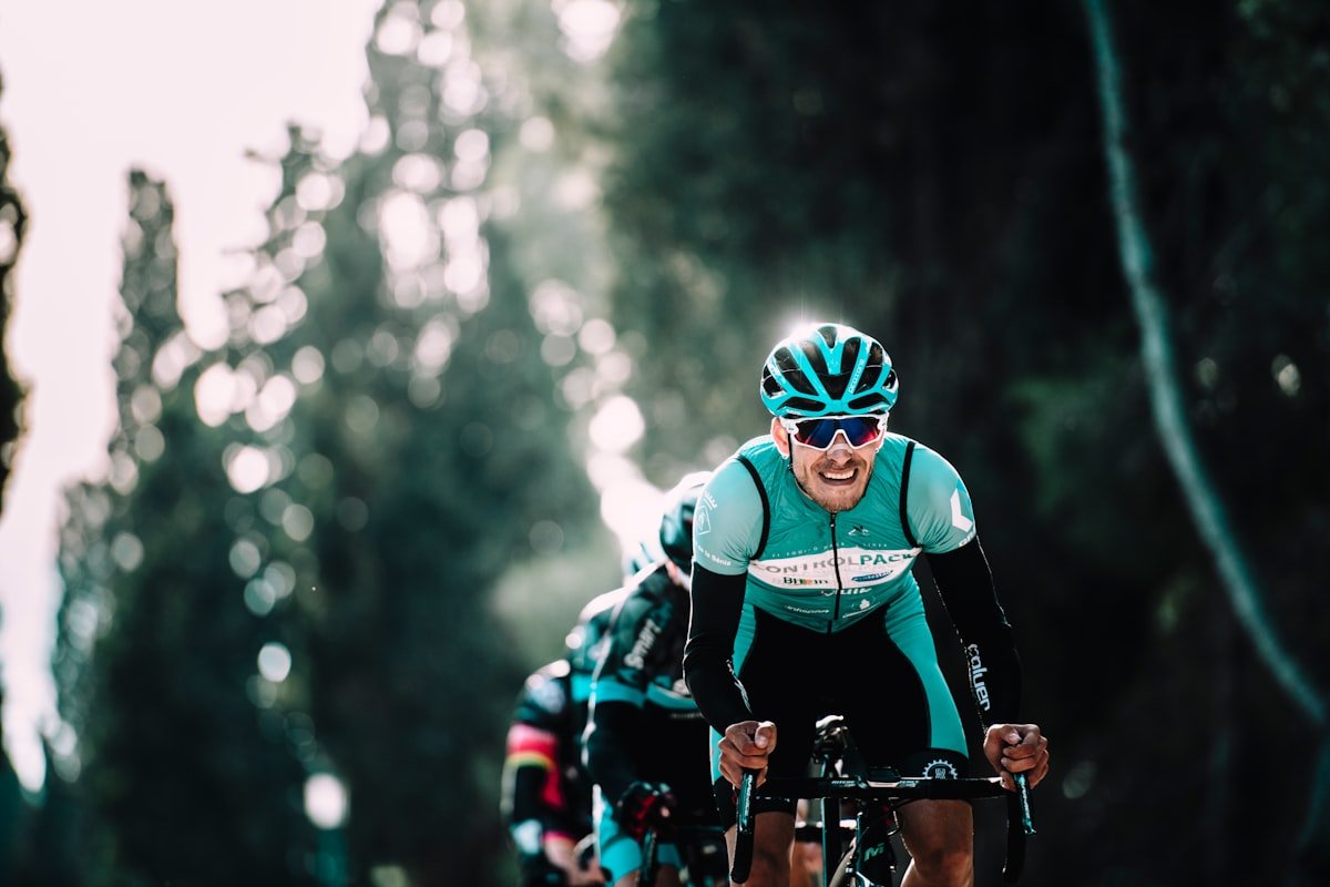 Cycliste roulant en plein jour avec des lunettes de sport