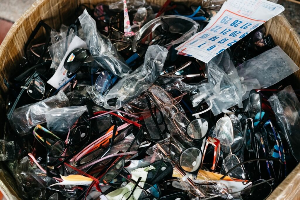 Panier rempli de plusieurs paires de lunettes usagées