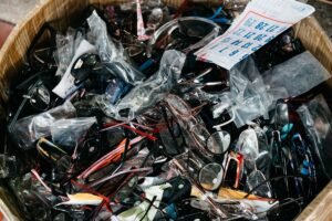Panier rempli de plusieurs paires de lunettes usagées