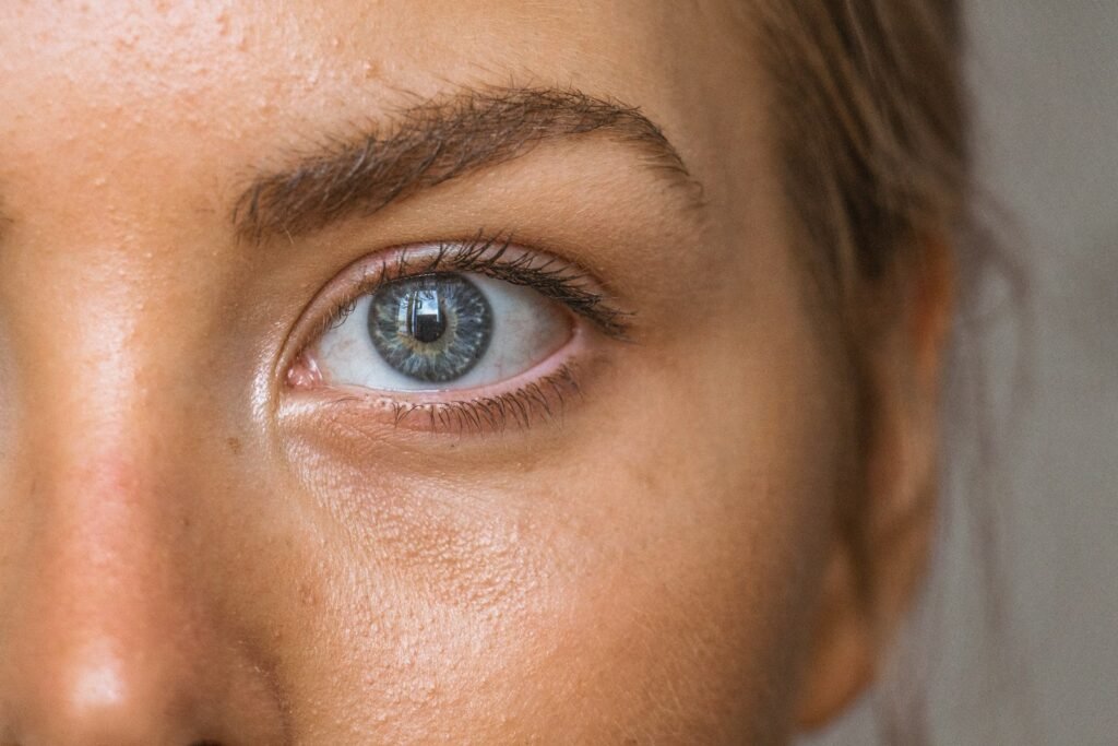 Gros plan sur un œil bleu illustrant la sensibilité de la surface oculaire