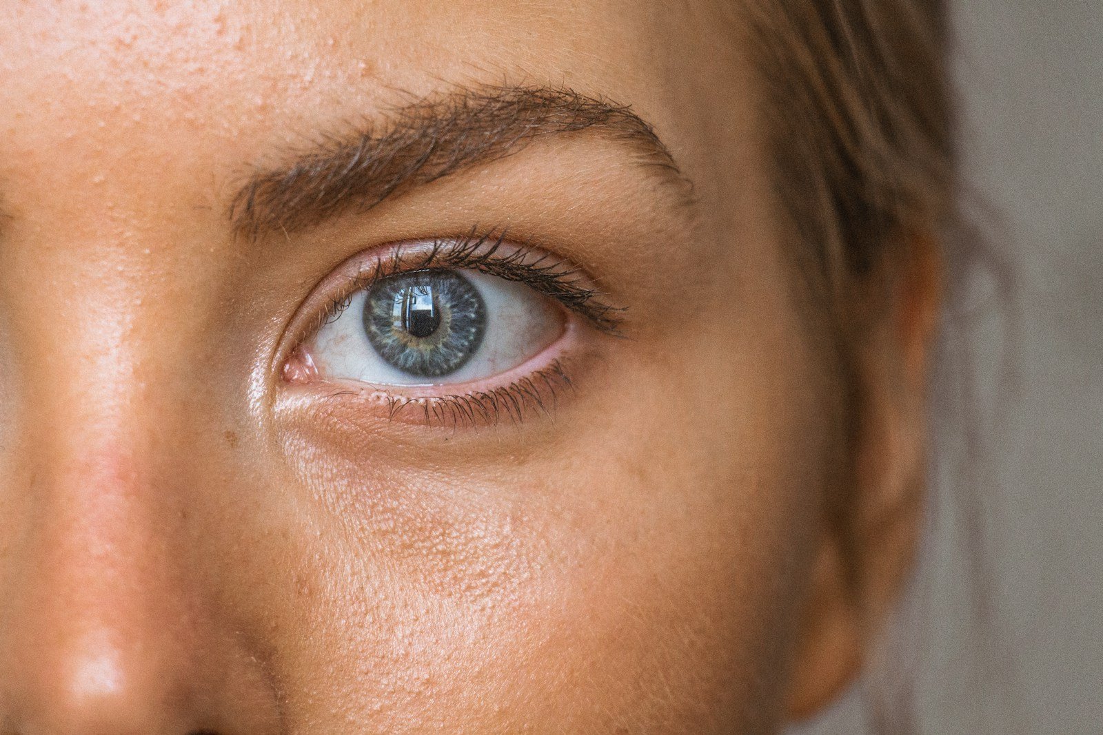 Gros plan sur un œil bleu illustrant la sensibilité de la surface oculaire