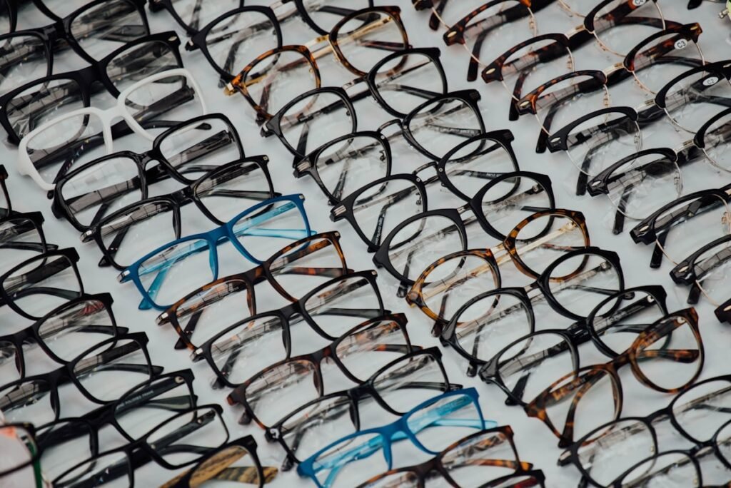 Plusieurs paires de lunettes alignées