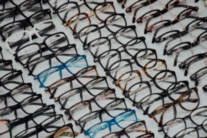 Plusieurs paires de lunettes alignées