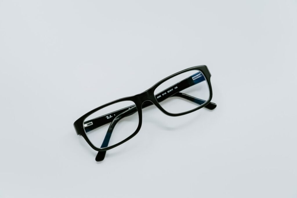 Lunettes de vue à monture noire posées sur une surface