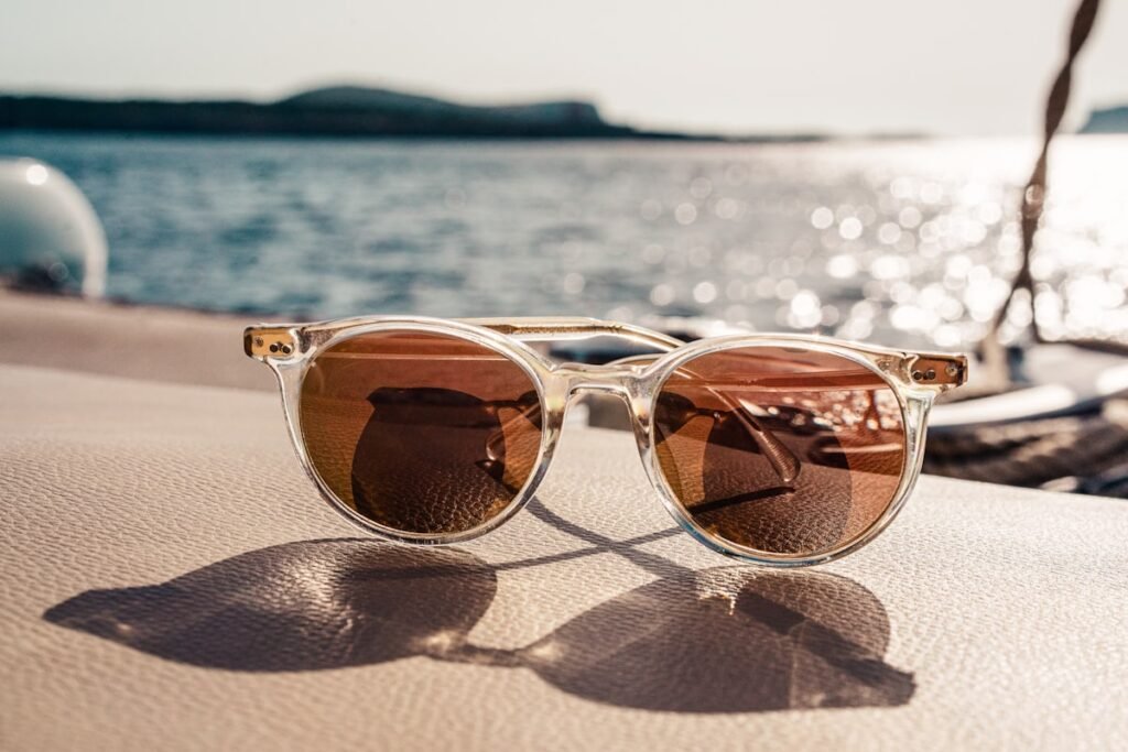Lunettes à monture blanche et verres teintés marron