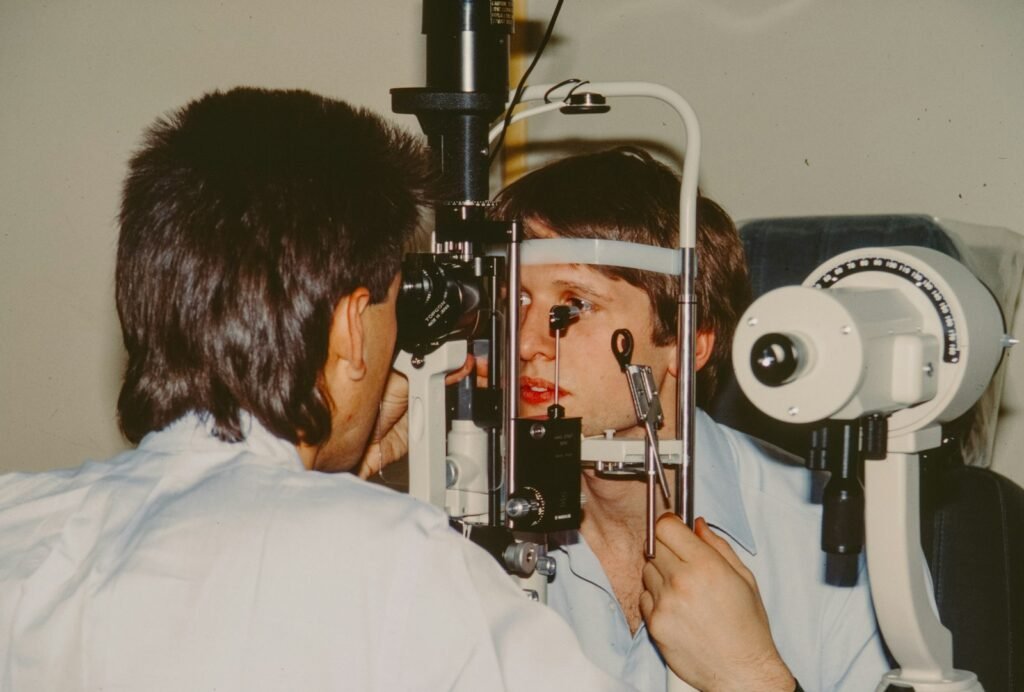 Examen visuel chez un opticien — surveillance de la rétine et dépistage de la DMLA