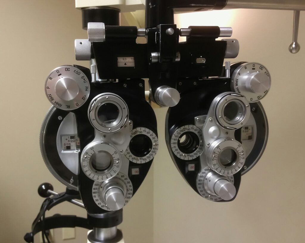 Examen visuel avec phoropter chez un opticien — l'intelligence artificielle vient assister le professionnel